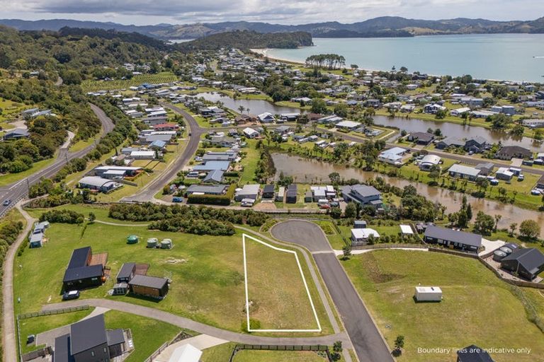 Photo of property in 2 Tinirau Place, Cooks Beach, 3591