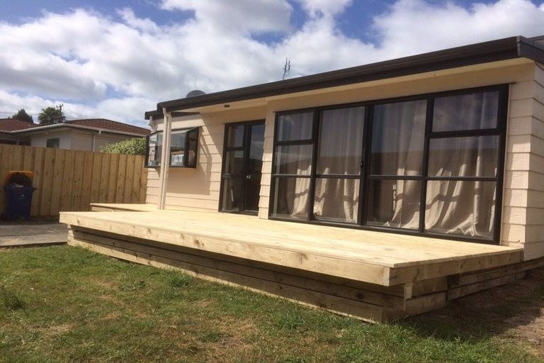 Photo of property in 2/120 Lynwood Road, New Lynn, Auckland, 0600