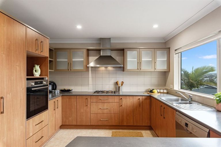Photo of property in 22 Rising Parade, Fairview Heights, Auckland, 0632