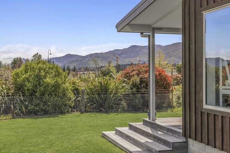 Photo of property in 1 Criffel Place, Luggate, Cromwell, 9383