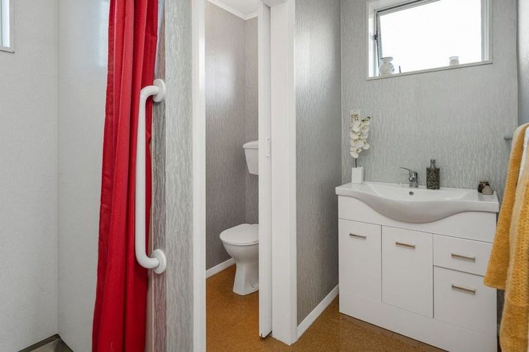 Photo of property in 28 Holdaway Street, Riversdale, Blenheim, 7201