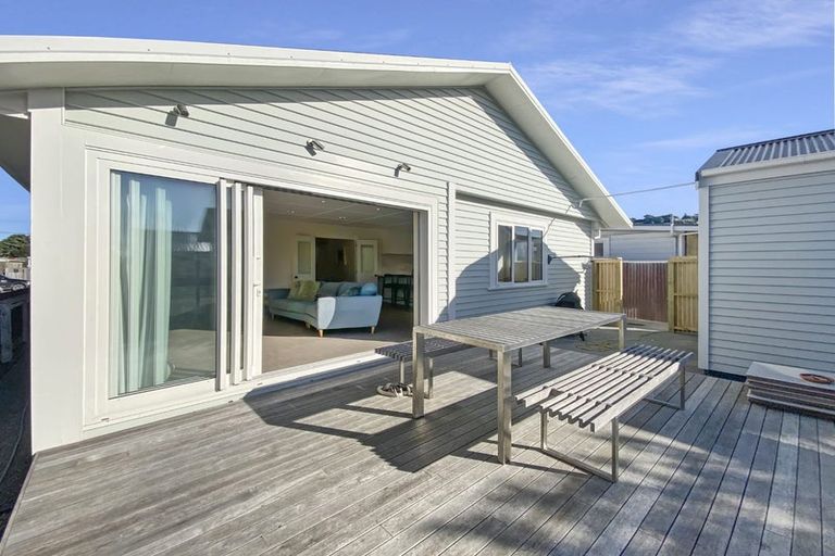 Photo of property in 81 Endeavour Street, Lyall Bay, Wellington, 6022