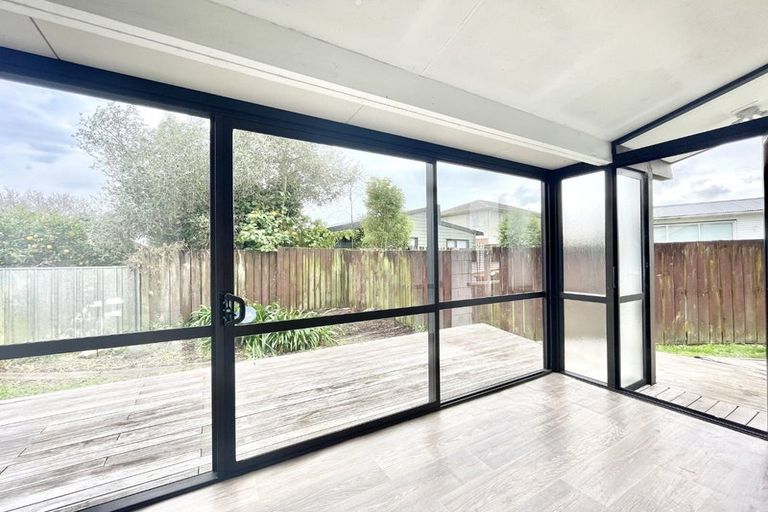 Photo of property in 1/17 Orchid Place, Te Atatu South, Auckland, 0610