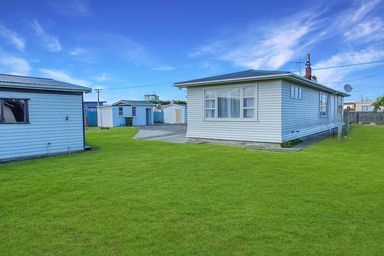 Photo of property in 23 Pratt Avenue, Foxton Beach, Foxton, 4815