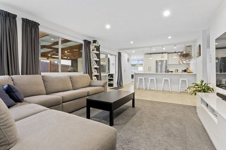 Photo of property in 18 Atkinson Road, Titirangi, Auckland, 0604