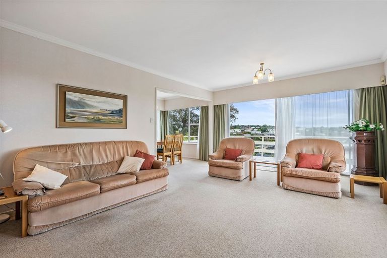Photo of property in 20 Chivalry Road, Glenfield, Auckland, 0629