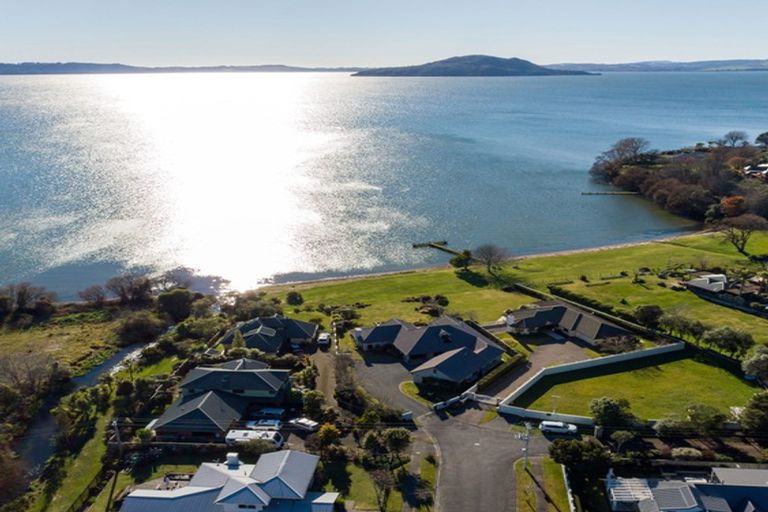 Photo of property in 18 Gemini Place, Kawaha Point, Rotorua, 3010