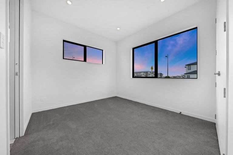 Photo of property in 28 Korowhiti Road, Clarks Beach, 2122
