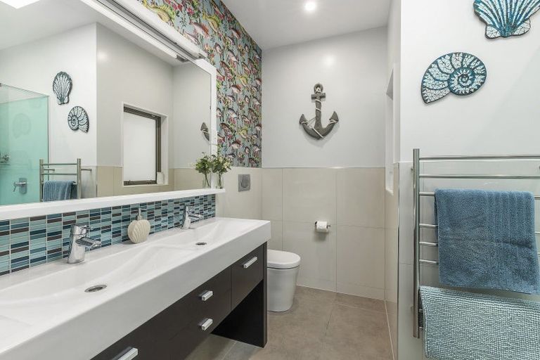 Photo of property in 118 Breaker Bay Road, Breaker Bay, Wellington, 6022