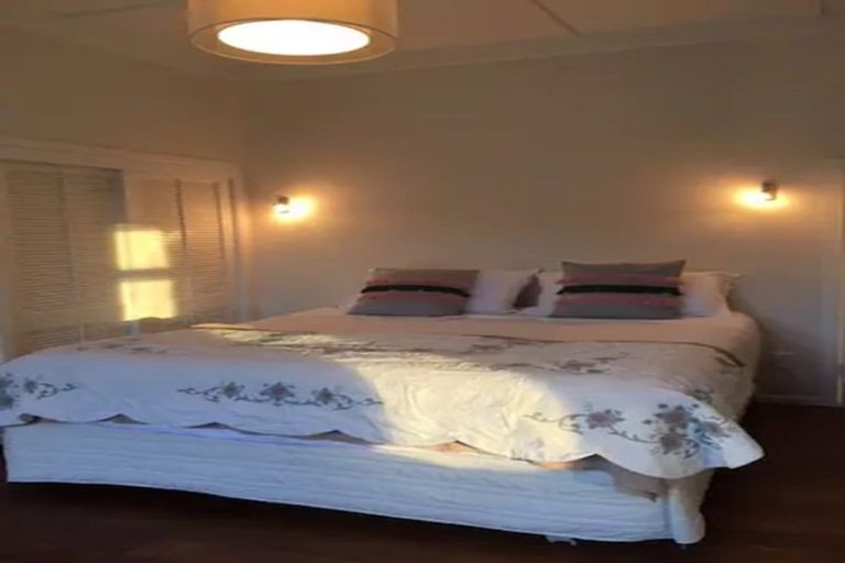 Photo of property in 63a Kiwi Esplanade, Mangere Bridge, Auckland, 2022