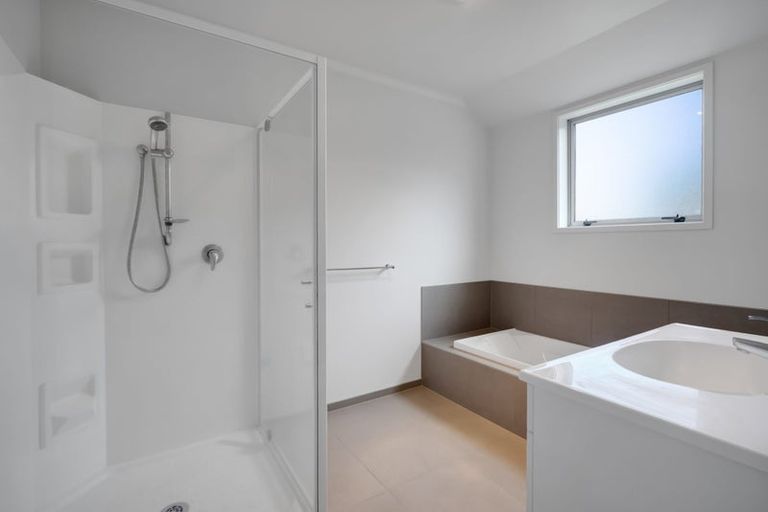 Photo of property in 17 Heta Road, Highlands Park, New Plymouth, 4312