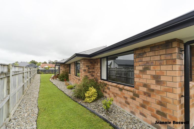 Photo of property in 35 Chestnut Close, Kelvin Grove, Palmerston North, 4414