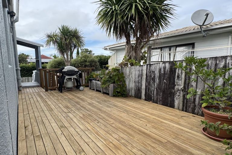 Photo of property in 1/2 Riverview Road, New Lynn, Auckland, 0600