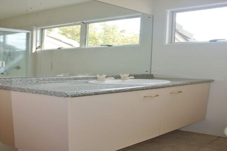 Photo of property in 1/32a Bronzewing Terrace, Unsworth Heights, Auckland, 0632