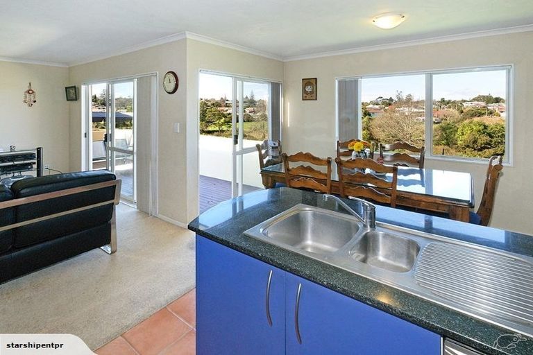 Photo of property in 17 Jubaea Place, Henderson, Auckland, 0610