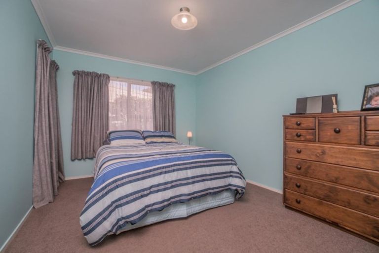 Photo of property in 27 Kiwi Esplanade, Mangere Bridge, Auckland, 2022