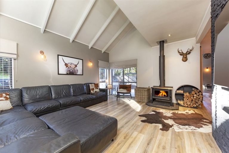 Photo of property in 422 Scenic Drive, Waiatarua, Auckland, 0612