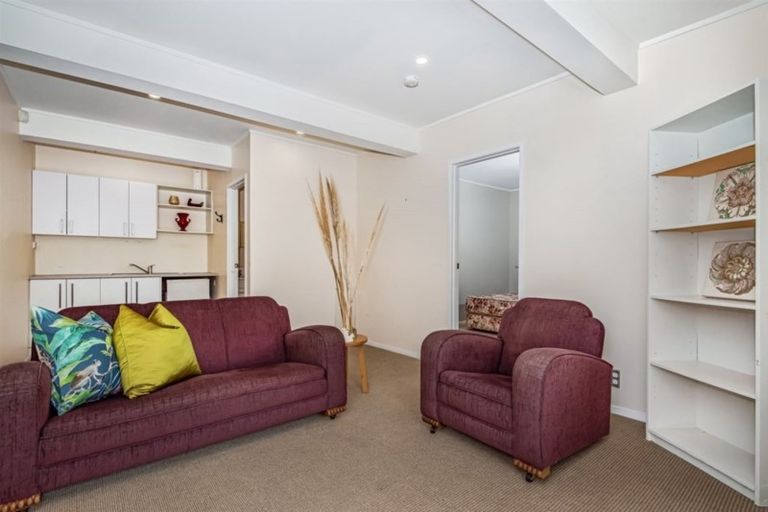 Photo of property in 26 Staincross Street, Green Bay, Auckland, 0604
