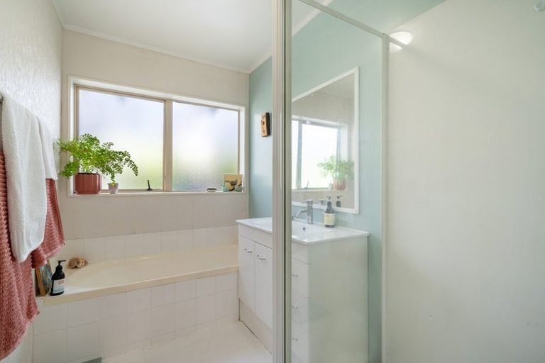 Photo of property in 41 Waimoko Glen, Swanson, Auckland, 0612