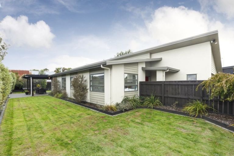 Photo of property in 4 Chestnut Close, Kelvin Grove, Palmerston North, 4414