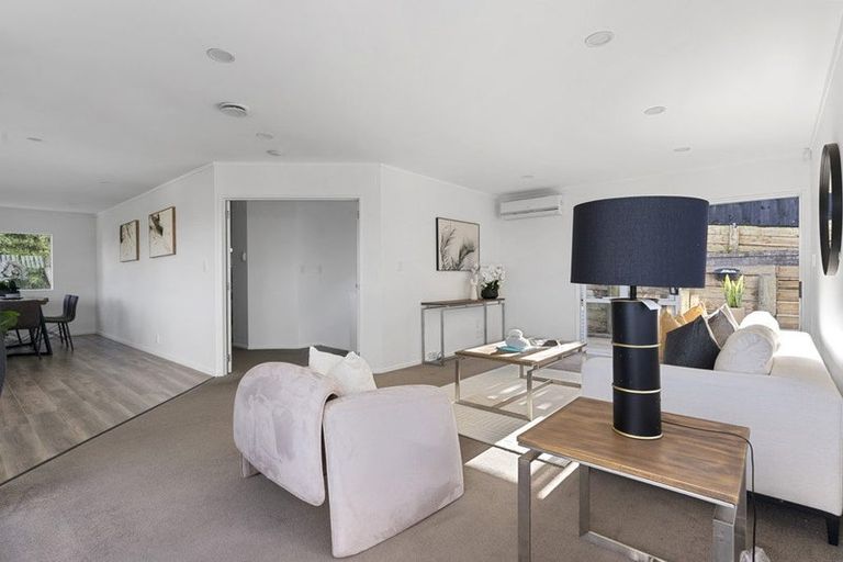 Photo of property in 2/9 Colmar Road, Mellons Bay, Auckland, 2014