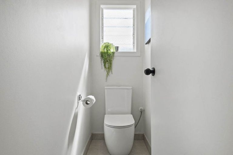 Photo of property in 5 Lyons Avenue, Murrays Bay, Auckland, 0630