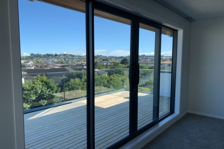 Photo of property in 5 May Potter Close, Oteha, Auckland, 0632