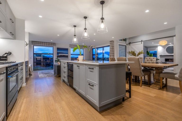 Photo of property in 14 Rotorua Grove, Aotea, Porirua, 5024