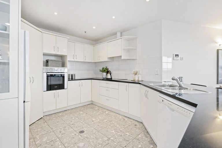 Photo of property in 5d/173 Hurstmere Road, Takapuna, Auckland, 0622