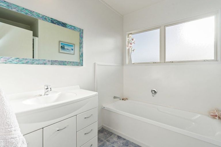 Photo of property in 19 Manaia View Road, One Tree Point, 0118