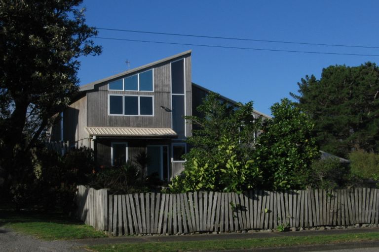 Photo of property in 4 Atua Street, Waikanae Beach, Waikanae, 5036