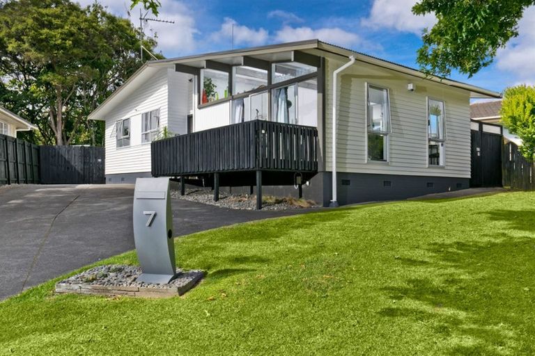 Photo of property in 7 Blythe Place, Glendene, Auckland, 0602
