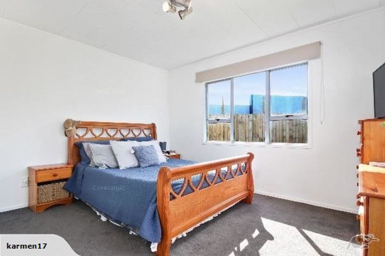 Photo of property in 11 Landsdale Place, Massey, Auckland, 0614