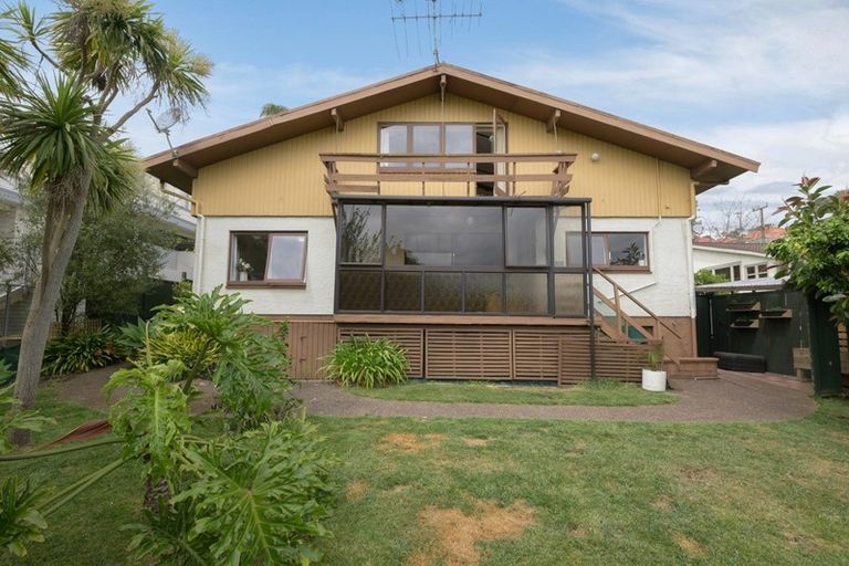 Photo of property in 24 Sylvan Avenue, Northcote, Auckland, 0627