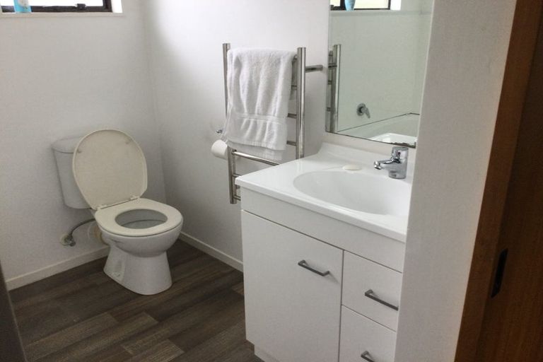 Photo of property in 1/7 Vardon Road, Green Bay, Auckland, 0604