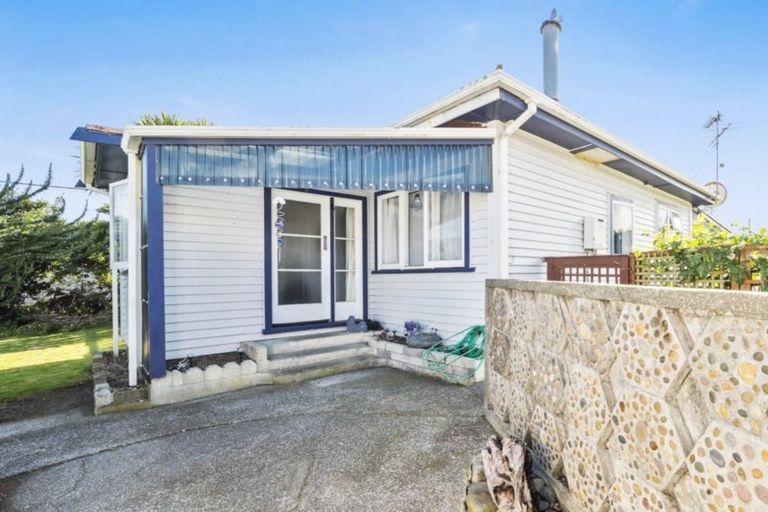 Photo of property in 17 Cornwall Street, Patea, 4520