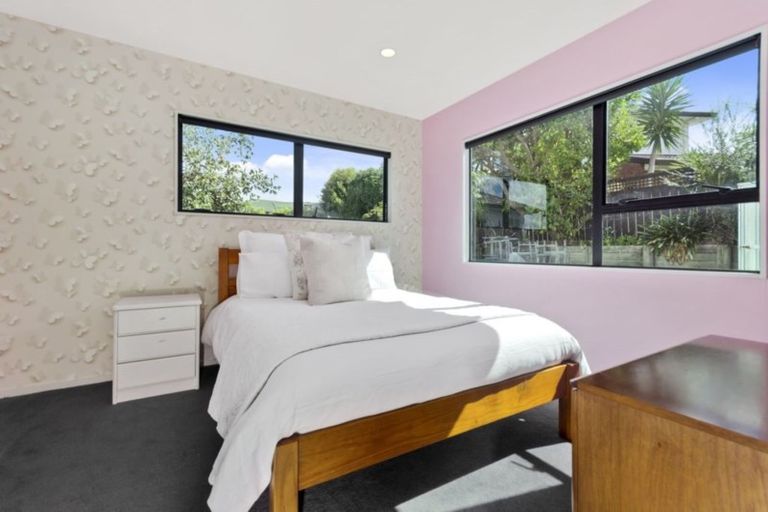 Photo of property in 18 Javelin Place, West Harbour, Auckland, 0618