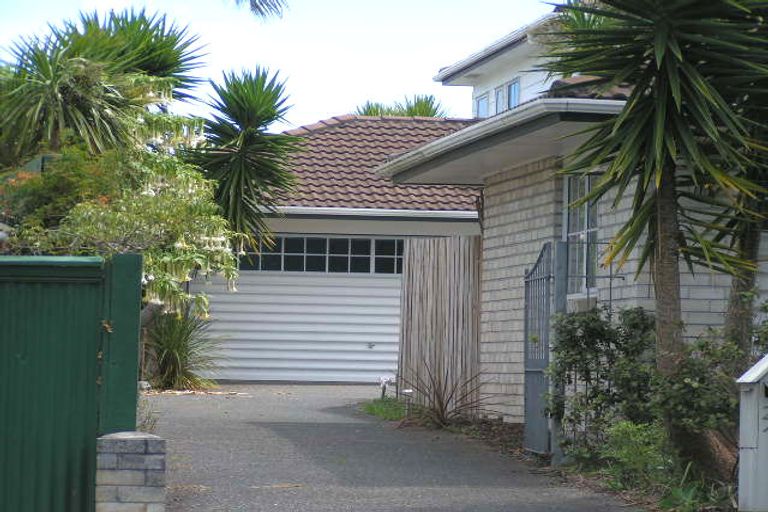Photo of property in 2/34 Princes Street, Northcote Point, Auckland, 0627