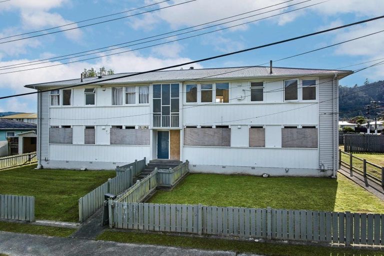 Photo of property in 2-8 Hanson Grove, Stokes Valley, Lower Hutt, 5019