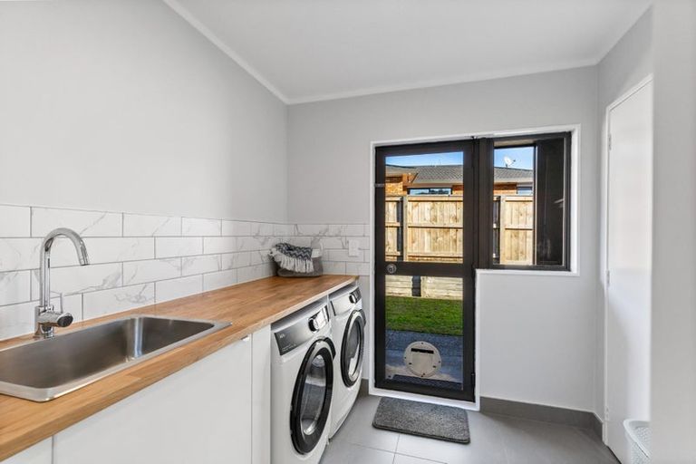 Photo of property in 22 Matisse Drive, West Harbour, Auckland, 0618