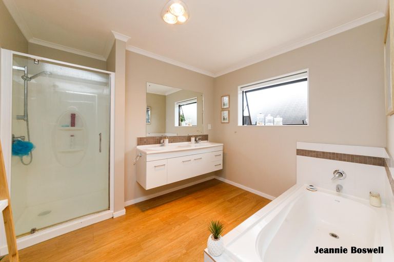 Photo of property in 40 Tennyson Avenue, Kelvin Grove, Palmerston North, 4414
