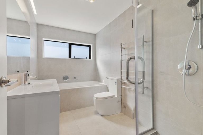 Photo of property in 32a Tupaki Place, Pakuranga Heights, Auckland, 2010