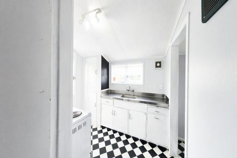 Photo of property in 2 Tawhiti Road, Hawera, 4610