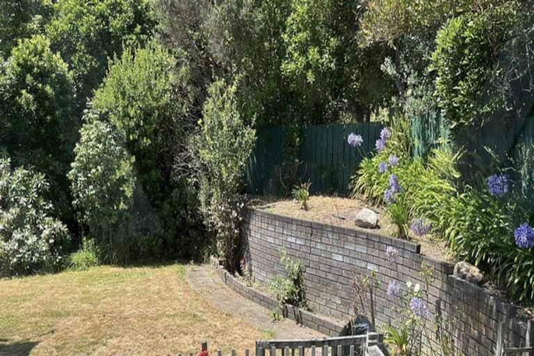 Photo of property in 11 Kinnel Grove, Papakowhai, Porirua, 5024