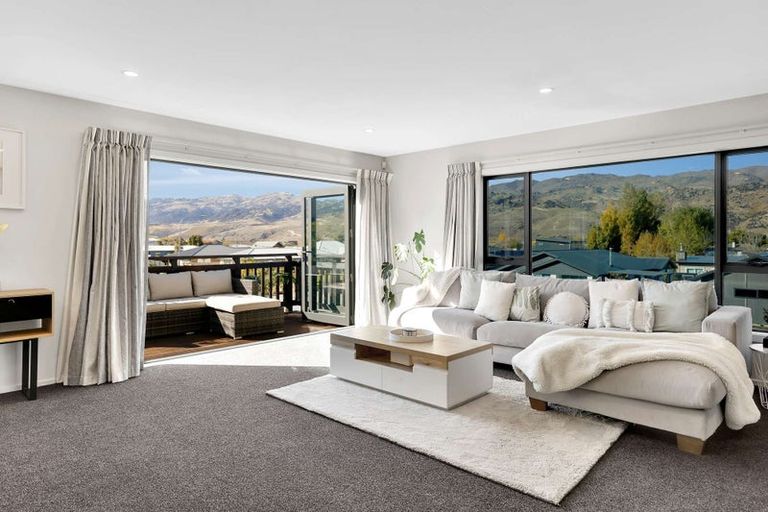 Photo of property in 71 Stratford Drive, Mount Pisa, Cromwell, 9383