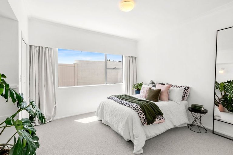 Photo of property in 8 Wallace Place, Westown, New Plymouth, 4310