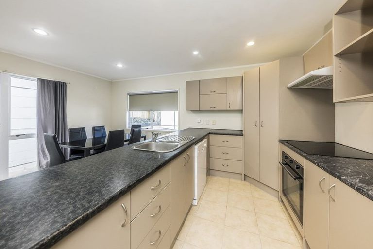 Photo of property in 27a Rotoiti Avenue, Pakuranga Heights, Auckland, 2010