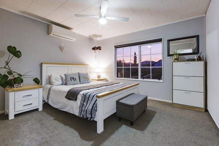 Photo of property in 21 Randwick Place, Randwick Park, Auckland, 2105