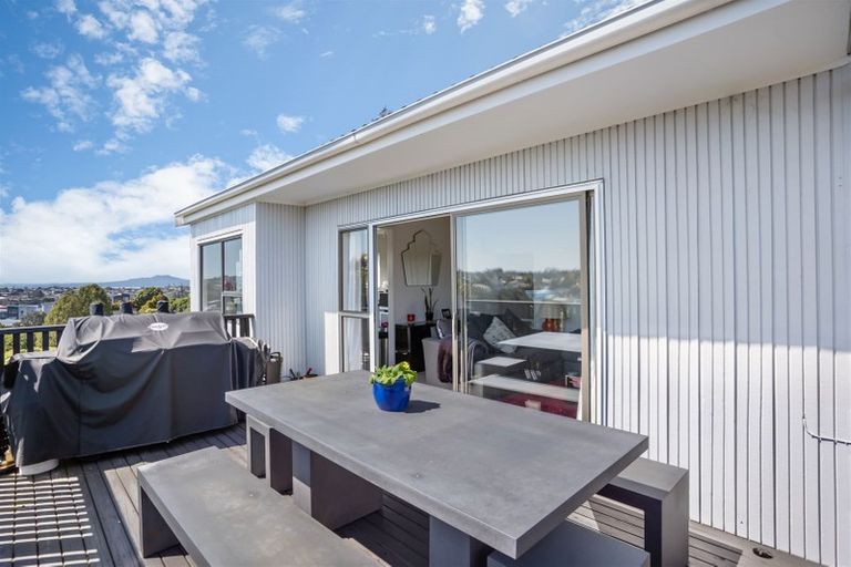 Photo of property in 2/307a Wairau Road, Totara Vale, Auckland, 0627