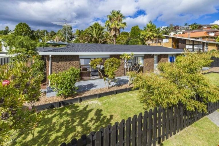 Photo of property in 1 Naviti Place, Browns Bay, Auckland, 0630